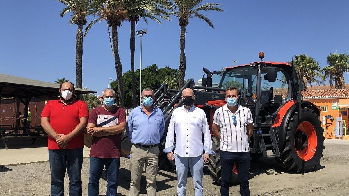 Presentación del nuevo tractor para limpieza de playas.