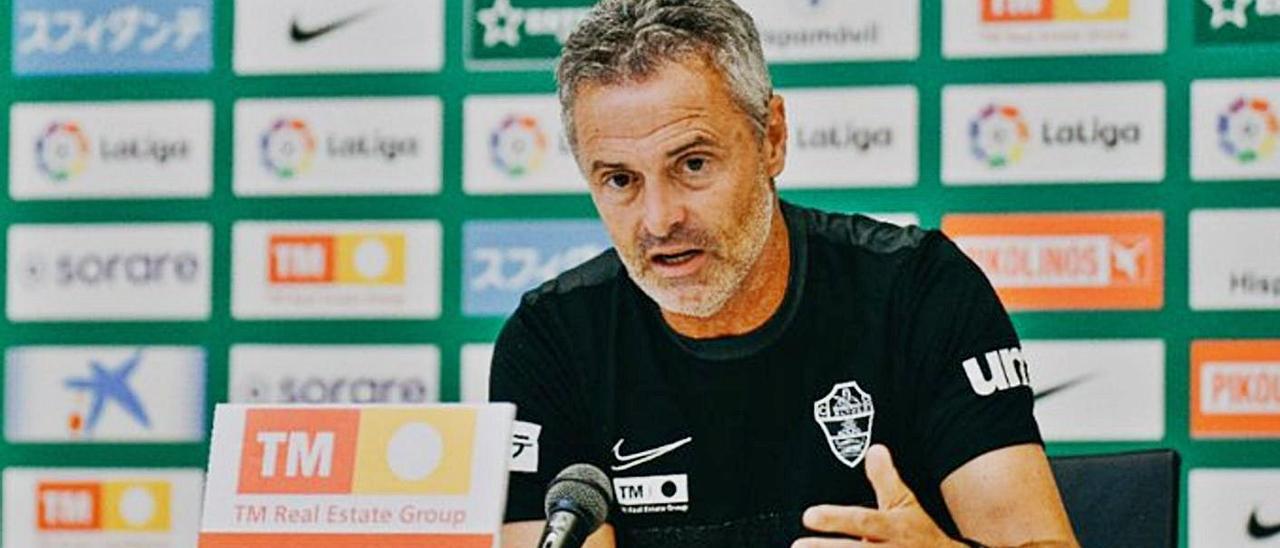 Fran Escribá, ayer, en la sala prensa del estadio Martínez Valero. | E.C.F.