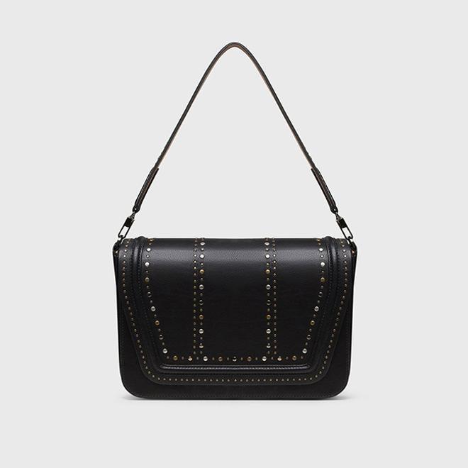 Bolso negro de cuero y tachuelas de Yliana Yepez