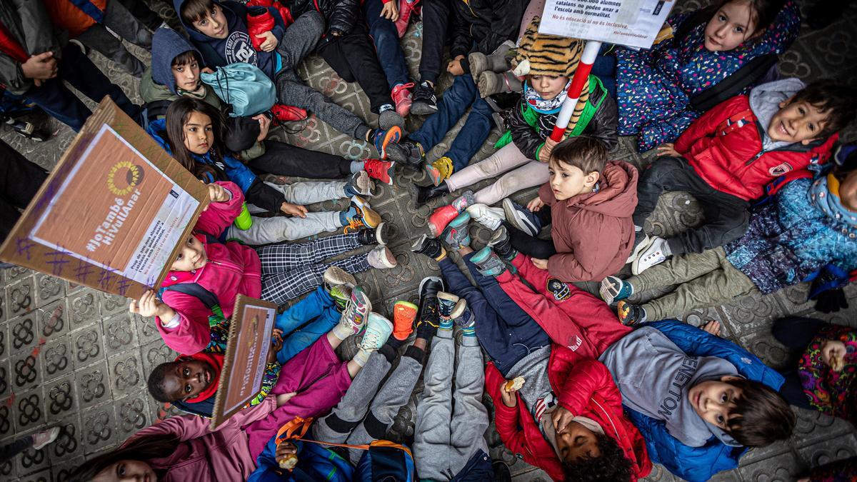 Concentración en defensa de la escuela inclusiva en enero de 2023 frente a un colegio en Barcelona.