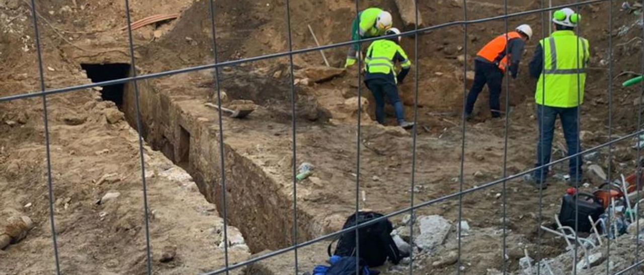 Operarios trabajan en las obras de la calle Elduayen.