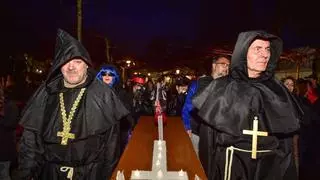 Tambores, velas, luto riguroso y muchas sardinas para decir adiós al Carnaval en Plasencia