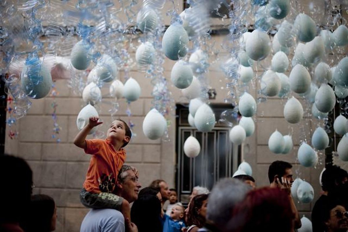 El agua y su relación con la vida inpiran el decorado de la calle de Joan Blanques de Baix.