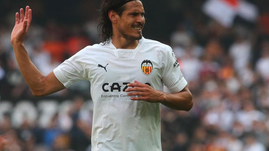 Cavani gesticula durante
un partido en Mestalla 
antes de su lesión.  j.m.lópez | J.M.L.