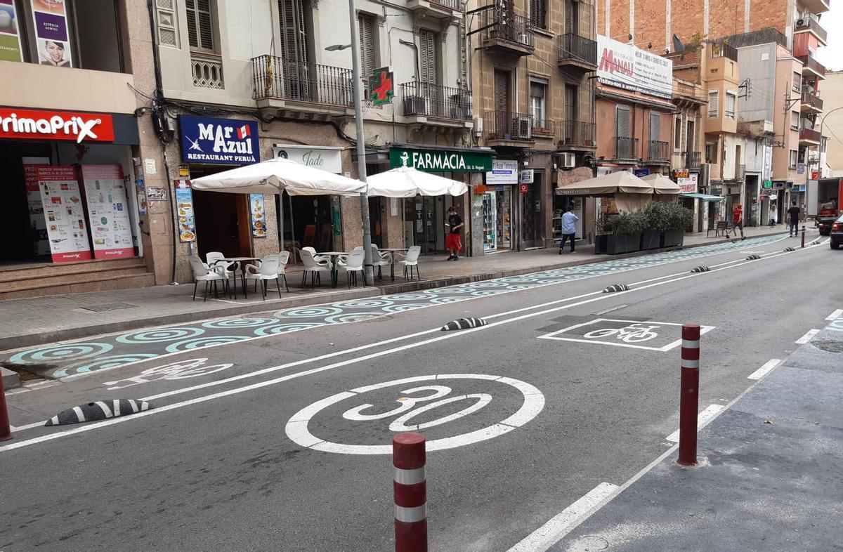 Carril bus-bici de carretera de Collblanc a su paso por Hosptalet