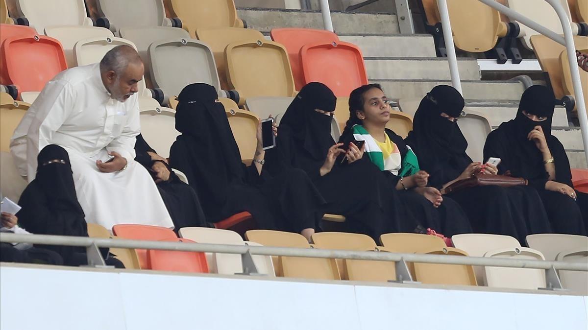 mbenach41574882 female saudi supporters of al ahli attend their teams footba180112183814