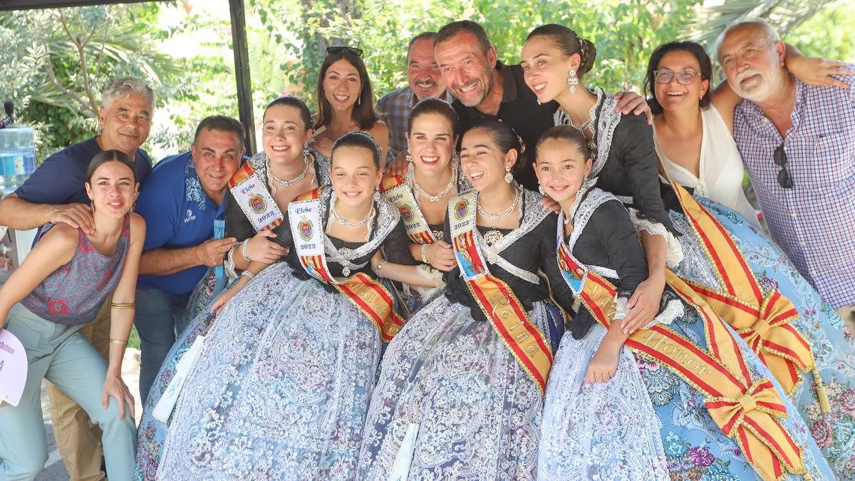 Mariola Galiana, en la última fila a la izquierda, antes de una mascletà en estas pasadas Fiestas de Agosto