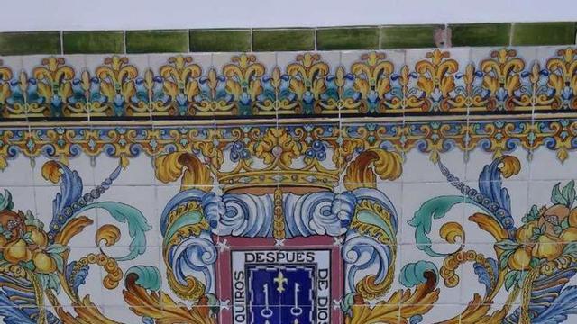 Cerámica na Capitanía Marítima de Barcelona homenaxe ao que fora Marqués de Campo Sagrado.