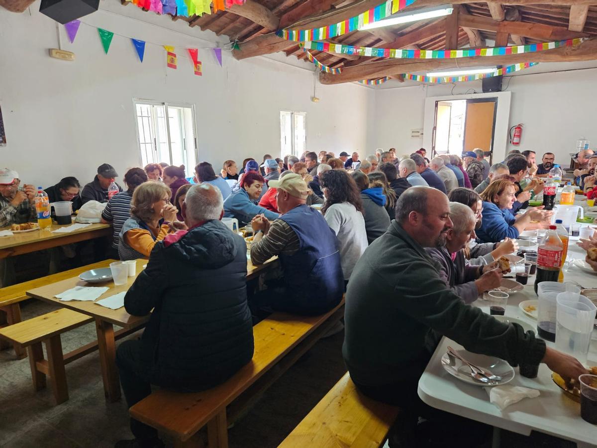 Los vecinos de Bercianos trabajan en el Concejo del Común y disfrutan de la convidada con motivo de la fiesta de San Cosme y San Damián.