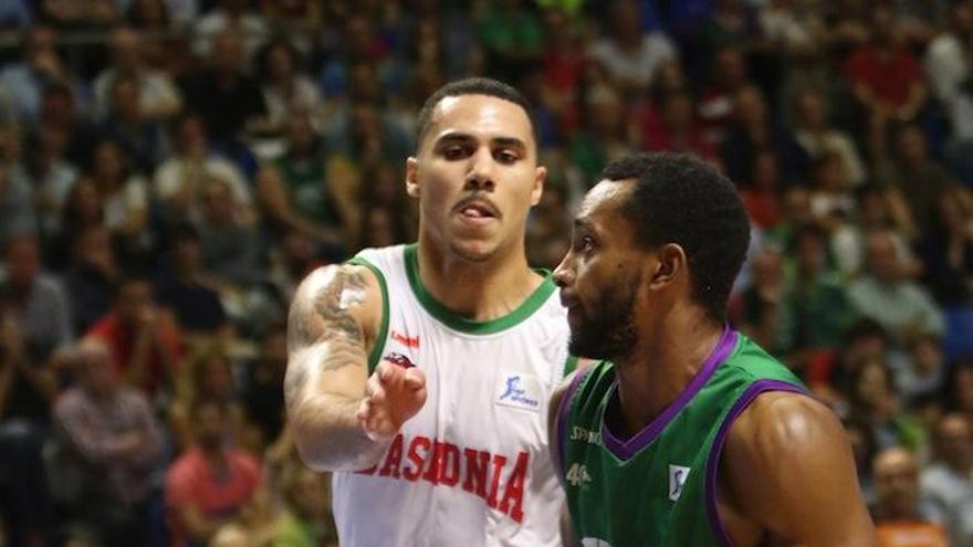 Kyle Fogg, en la imagen junto a Larkin, realizó un gran partido el pasado domingo frente al Baskonia.