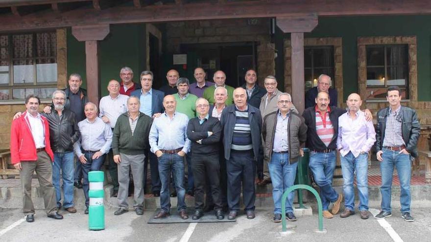 Asistentes al reencuentro de quintos de 1973 en San Miguel de la Barreda.