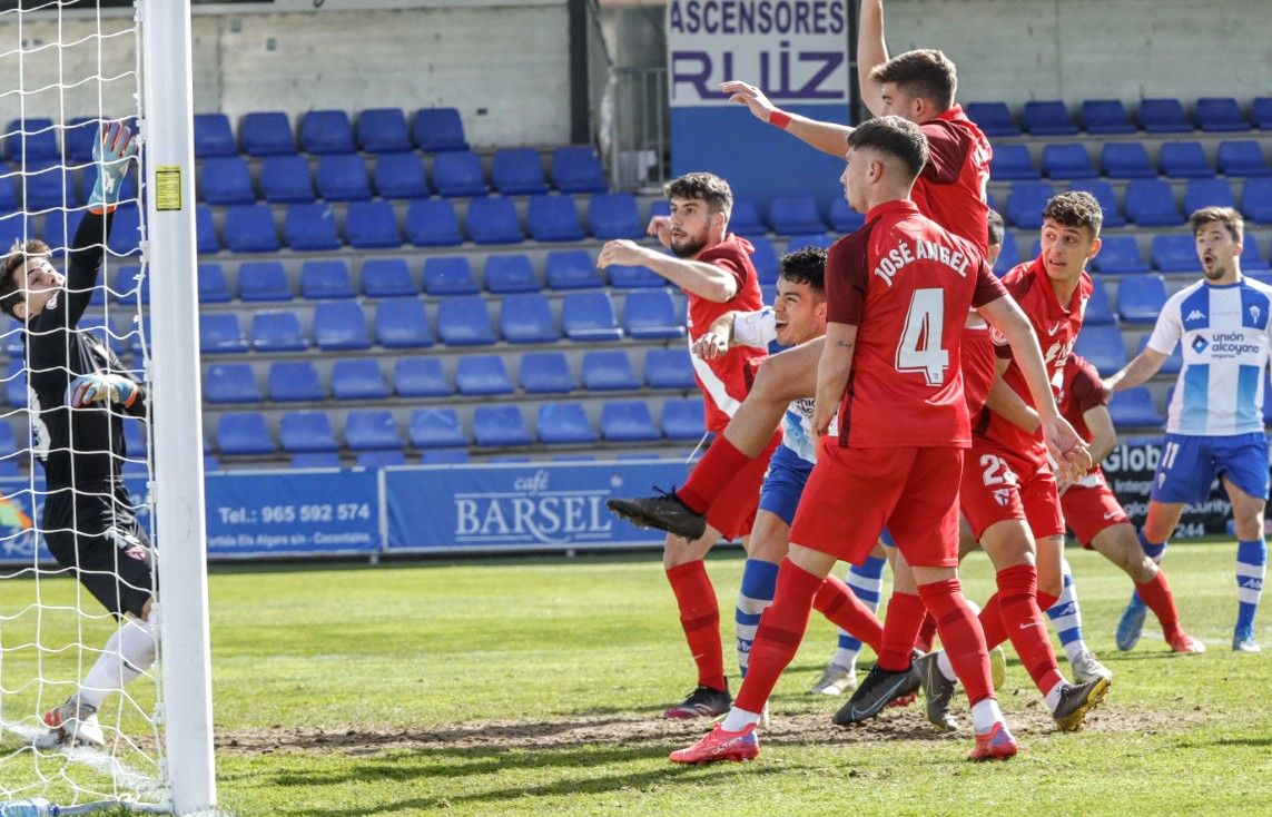 El Alcoyano derrota al Sevilla Atlético gracias a un doblete del central en los diez primeros minutos