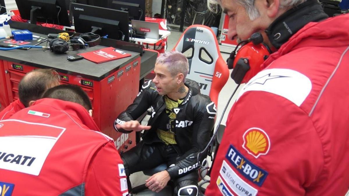 Álvaro Bautista habla con los ingenieros de Ducati, en el test de Valencia.