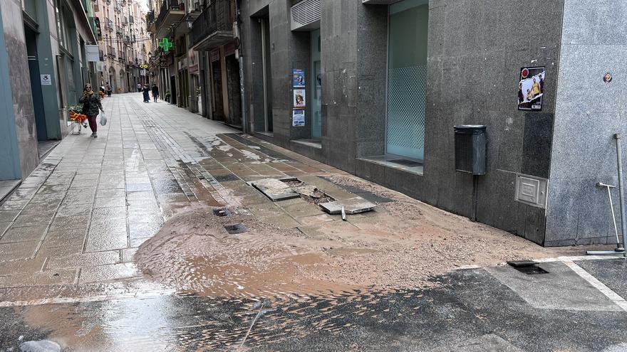 Es rebenta una canonada d’aigua al carrer Nou de Manresa