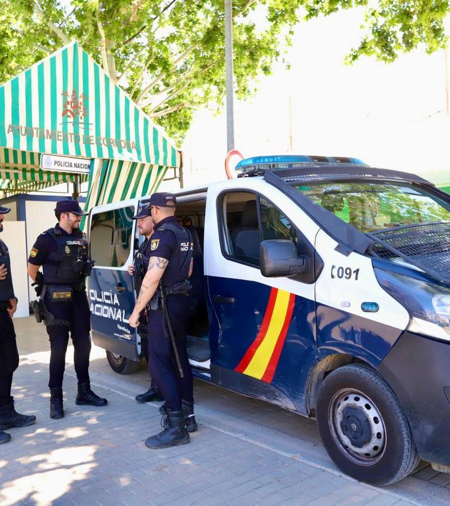 Dos detenidos tras ser sorprendidos detrás de una caseta con 26 pastillas de éxtasis, hachís y una navaja