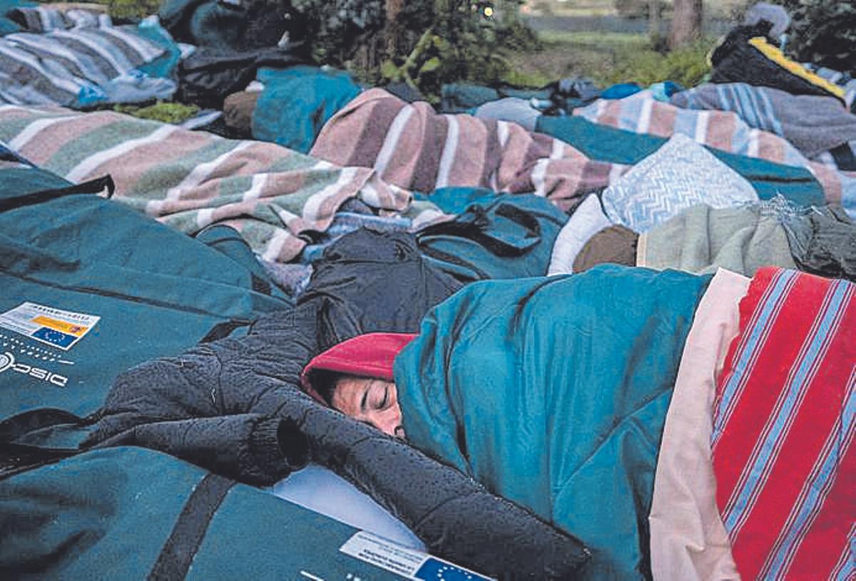 Personas durmiendo fuera del centro de Las Raíces (Tenerife).