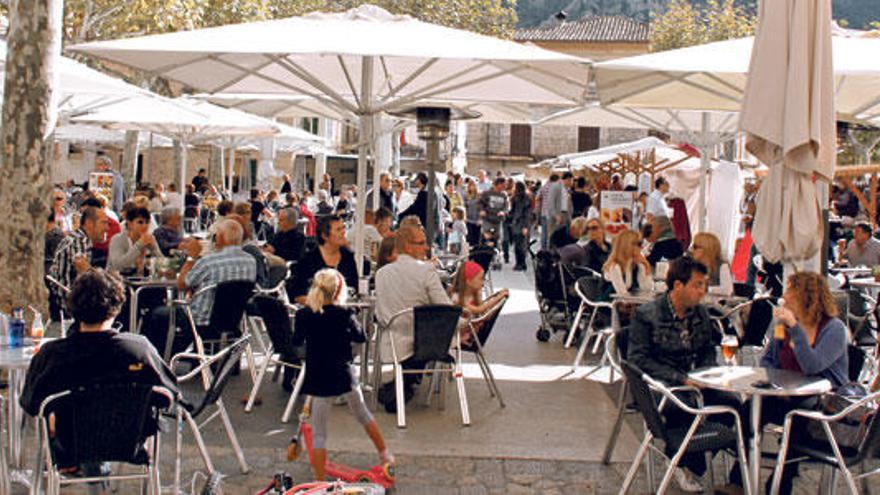Imagen de archivo de la plaza Major de Pollença llena de gente en un día de feria.