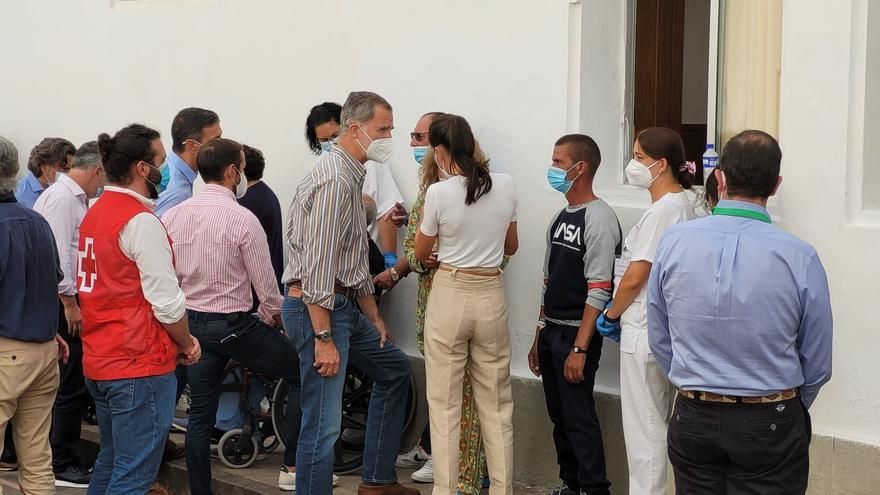 Visita de los reyes a los vecinos desalojados por la erupción del volcán en La Palma