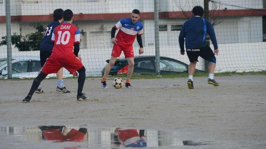 Un encuentro de liga del Kenyata de Cangas. // Gonzalo Núñez