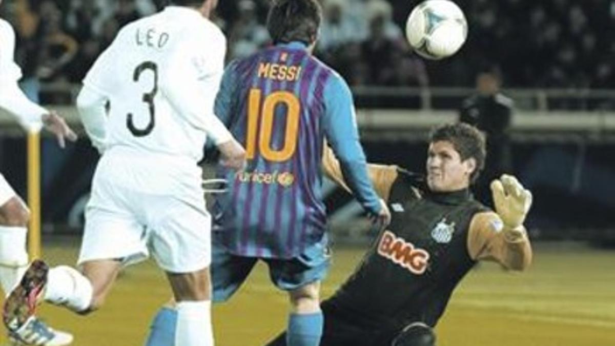 Xavi celebra el segundo gol ante la desesperación del portero del Santos.