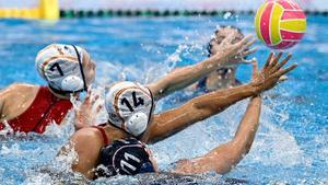 La selección española de waterpolo femenina defiende una jugada ante Francia, en la segunda jornda del Mundial de Singapur