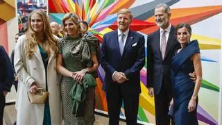 El rey Felipe coge por la cintura a Letizia en su último acto en Ámsterdam