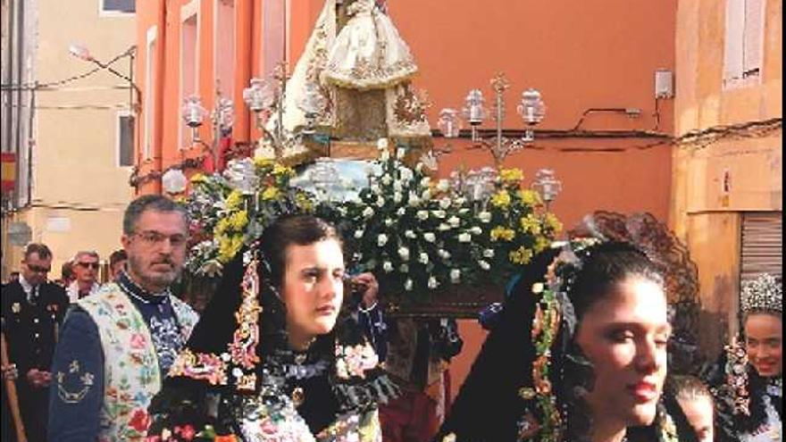 Arriba la imagen del patrón de Sax, San Blas, saliendo de su ermita con el característico Castillo de la localidad de fondo. A la derecha se puede ver una instantánea de la Virgen de la Candelaria durante la procesión que recorrió ayer las calles de la villa