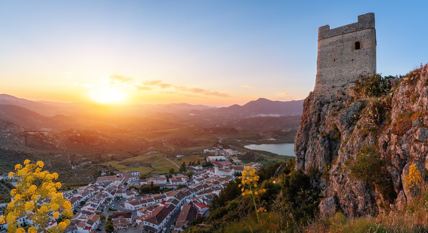 La panorámica desde lo alto del castillo de Zahara de la Sierra