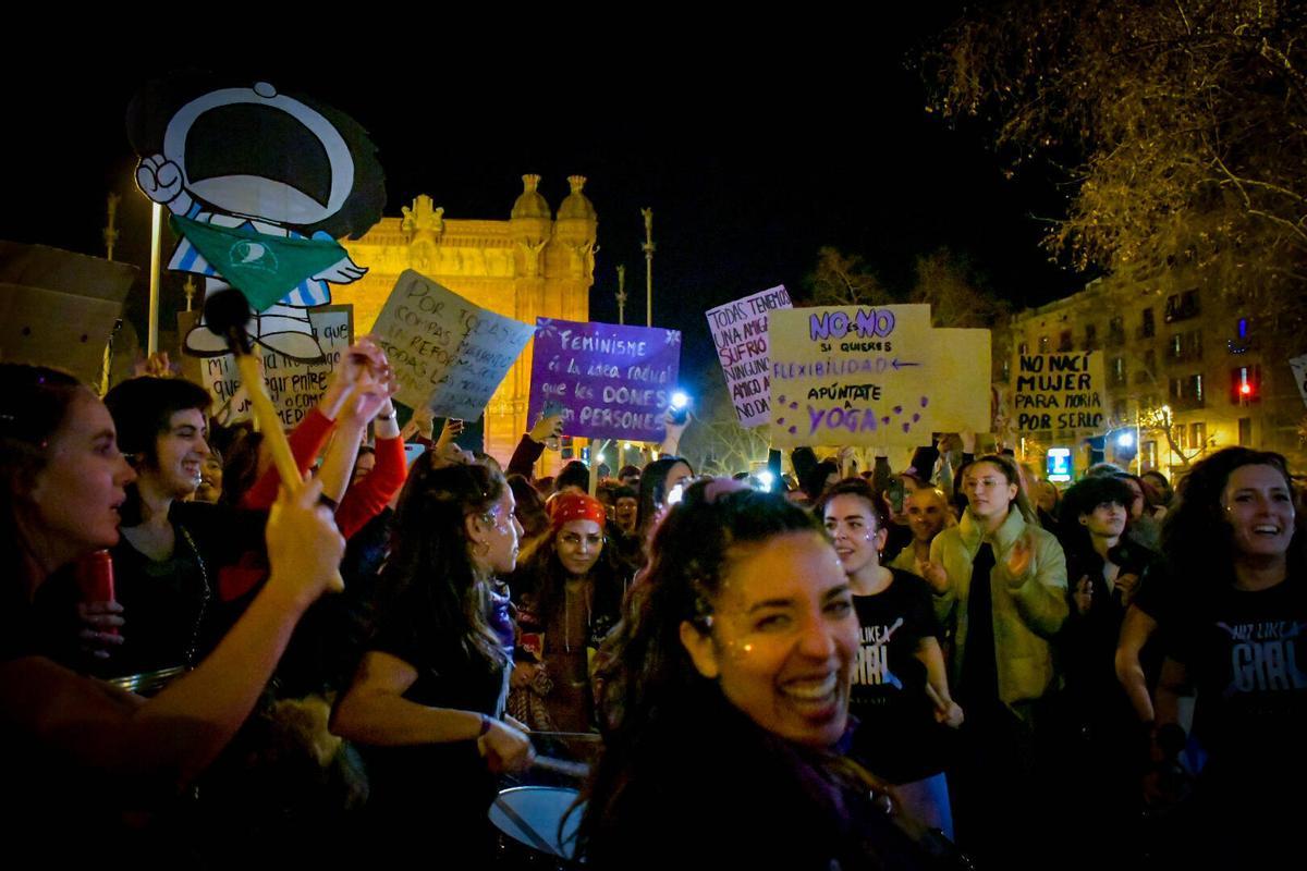 Miles de mujeres se manifiestan en Barcelona por el 8M | FOTOS