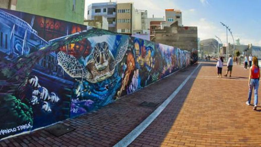 El mural realizado por Hip Hop Shop con el auspicio de la Concejalía de Juventud en la Cícer. En la esquina inferior se lee la dedicatoria al desaparecido surfero.  i JOSÉ CARLOS GUERRA