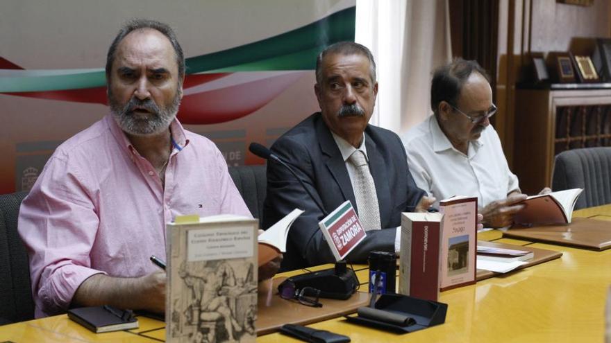 Por la izquierda Pedro Crespo Refoyo, José Luis Bermúdez y Luis González presentan el libro