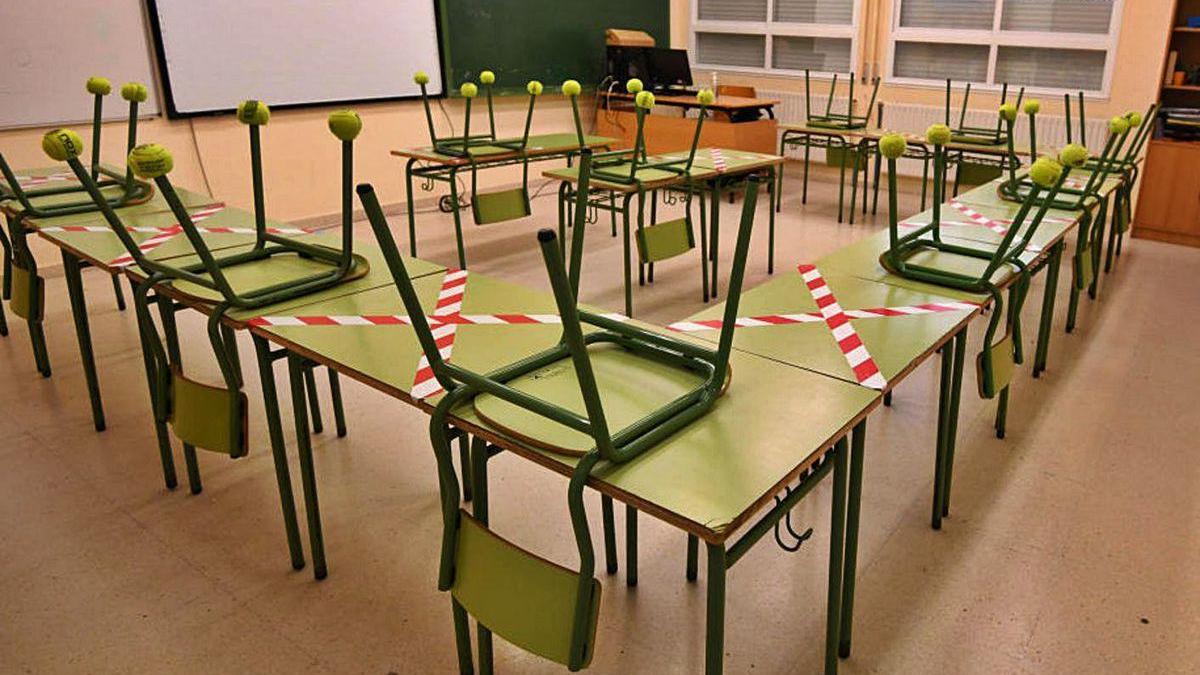 Pupitres preparados para el inicio del curso en un colegio gallego.