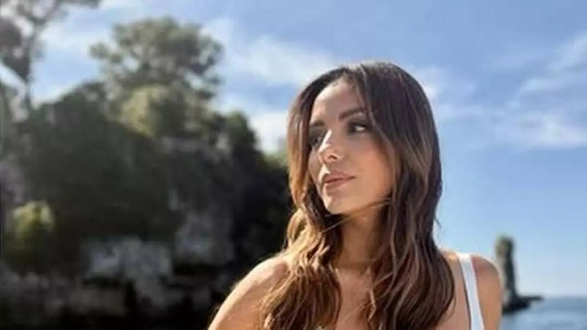 Eva Longoria enseña 'paddle surf' a su hijo y rueda para Amazon en Mallorca