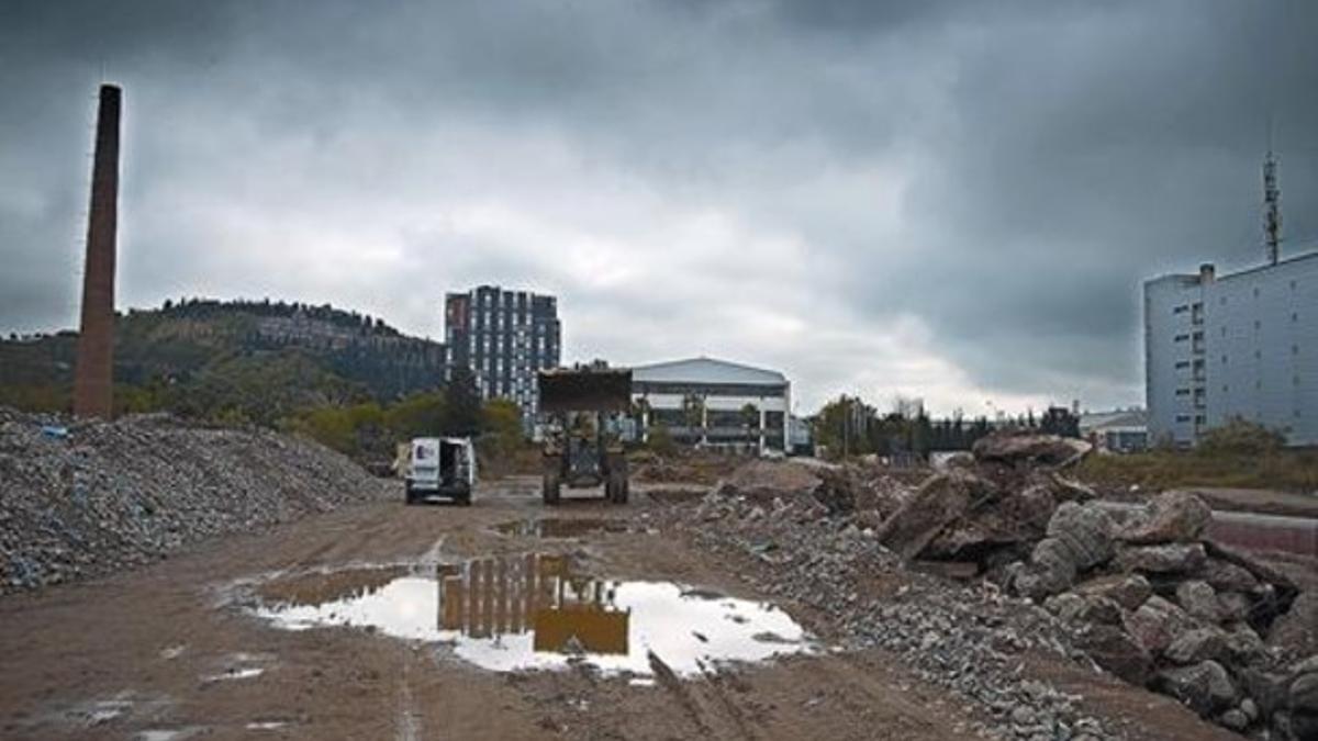 Uno de los enormes solares de la Marina del Prat Vermell en los que ya se estaba trabajando en abril.