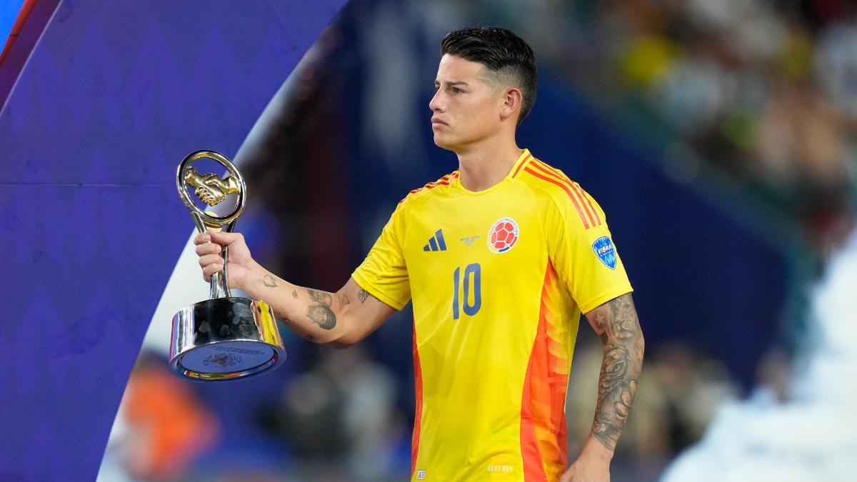 James Rodríguez, con el trofeo al Juego Limpio de la Copa América 2024