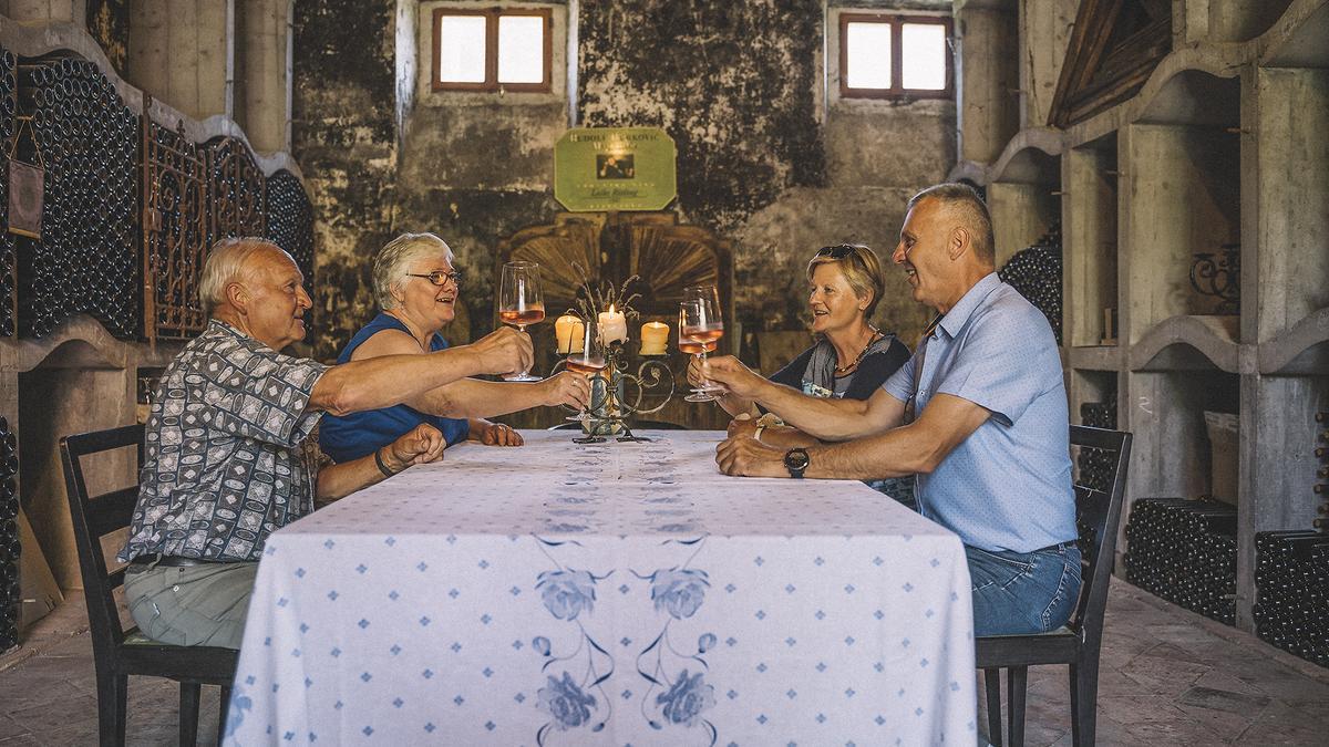 Brindis en una bodega eslovena.