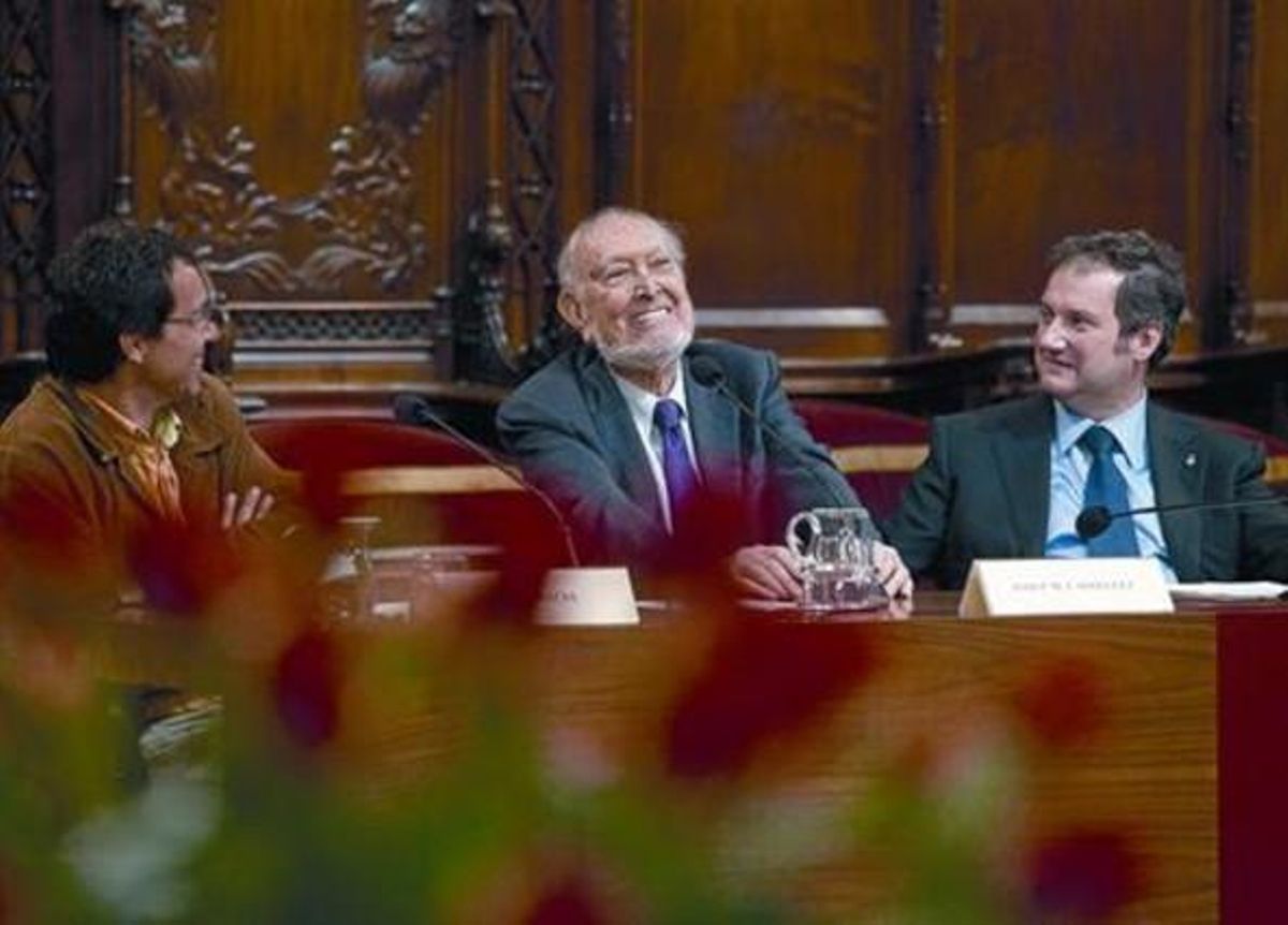 Josep Maria Castellet, ahir al Saló de Cent entre Jordi Gracia i l’alcalde Jordi Hereu. Josep Maria Castellet, ahir al Saló de Cent entre Jordi Gracia i l’alcalde Jordi Hereu.