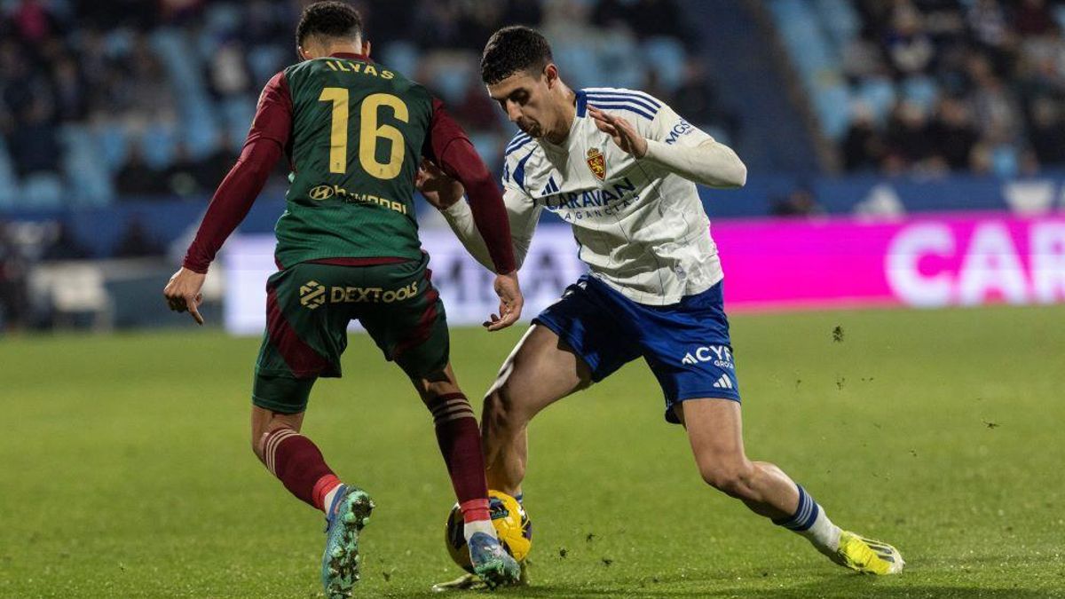 Marcos Luna se mide a Chaira en el partido ante el Oviedo.
