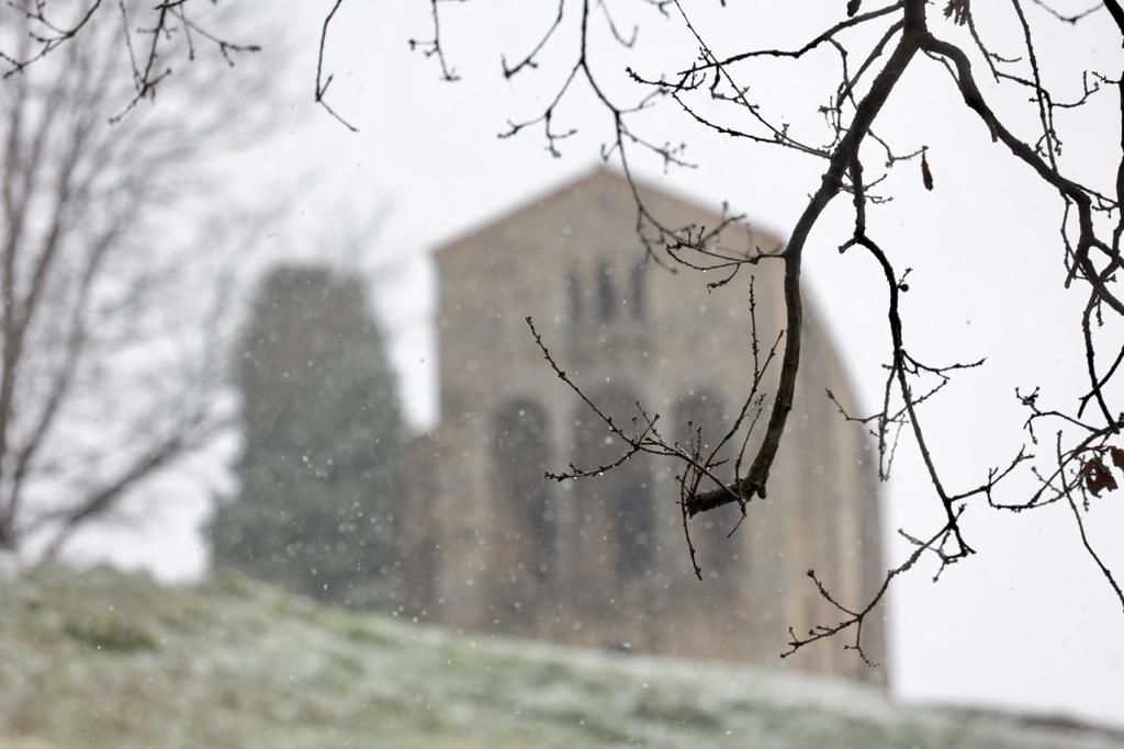 EN IMÁGENES: La borrasca Juliette lleva la nieve casi hasta la costa en Asturias