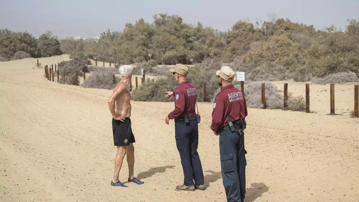 El operativo para proteger las Dunas de Maspalomas interviene a 75 personas y emite 18 denuncias en su primer día