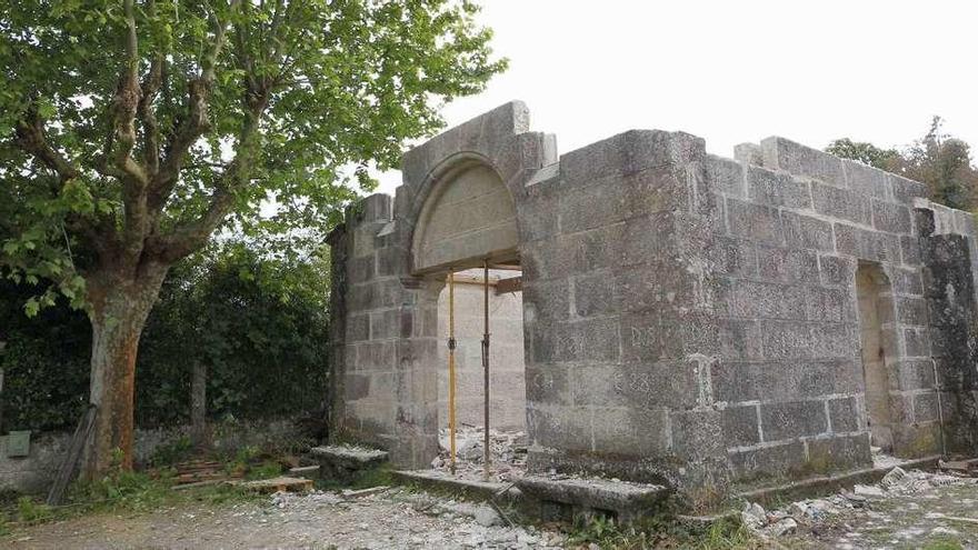 Lo que queda de la capilla del Carmen, ayer, en Monte Lourido. // José Lores