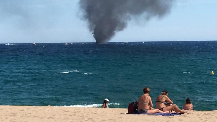 Crema un vaixell davant la costa de Platja d&#039;Aro