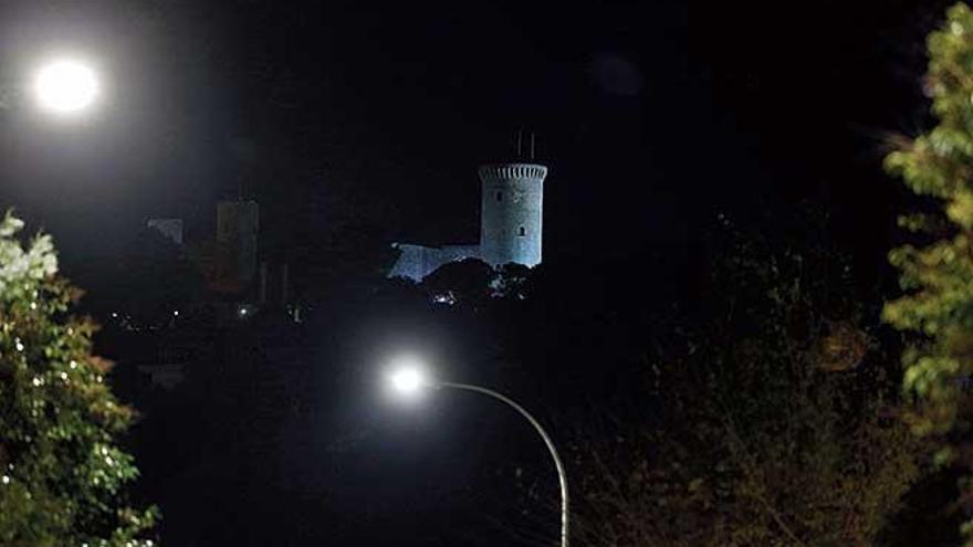 Imagen actual de la iluminaciÃ³n del castillo de Bellver durante la noche.