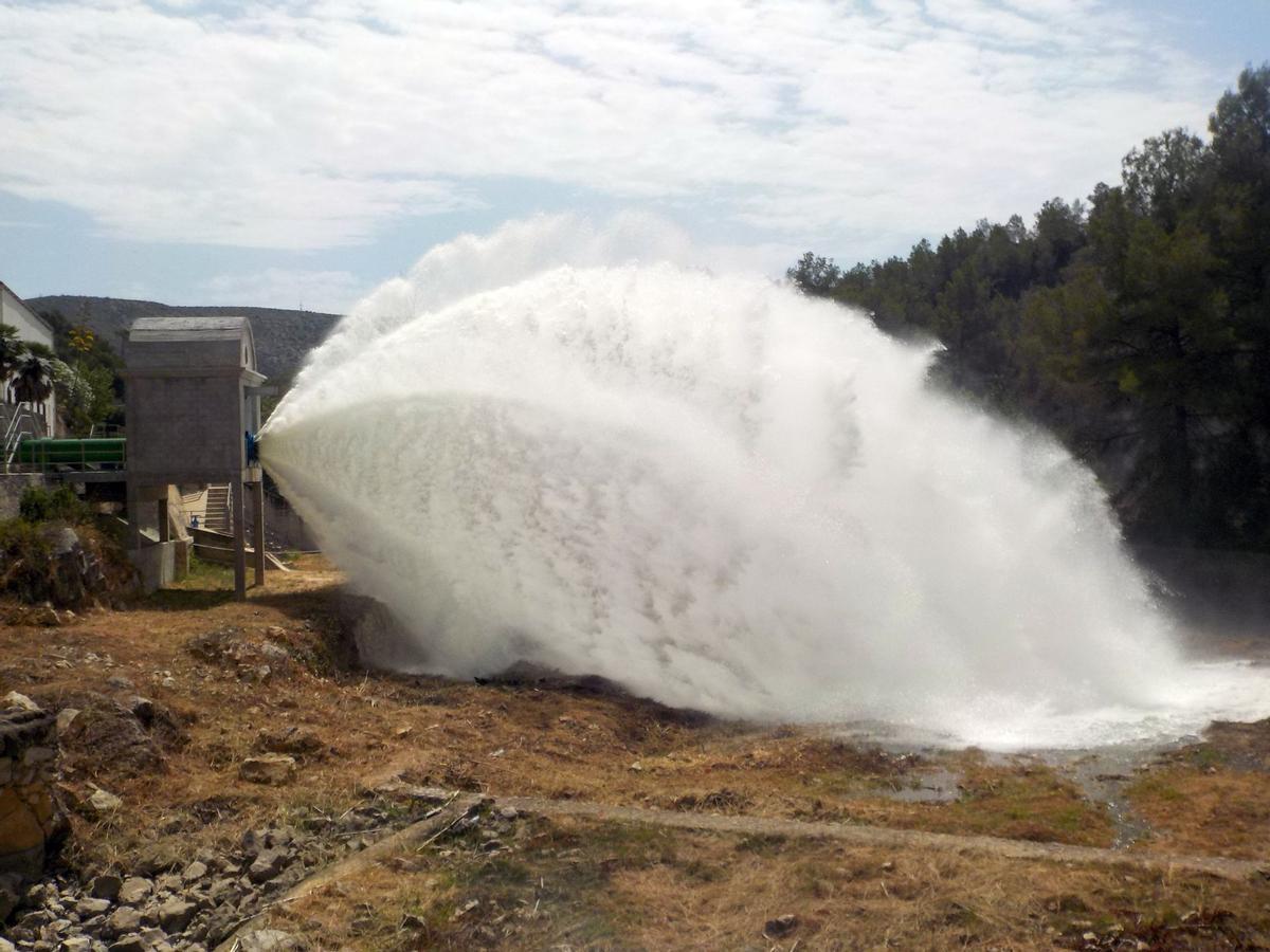 Maniobras de desembalse en la presa del río Foix.