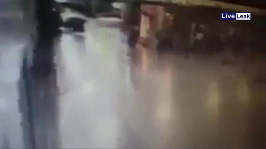 VÍDEO: Momento de la explosión de un suicida en Estambul