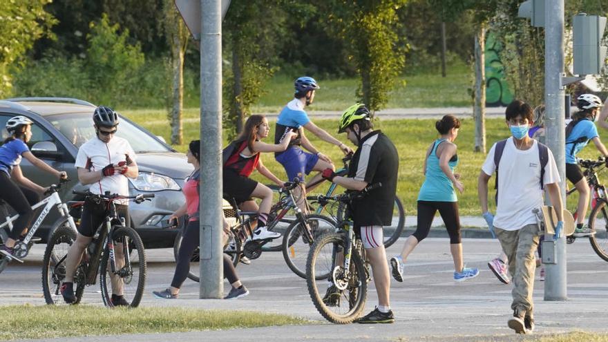 Ciclistes en un extrem del pont de Fontajau.