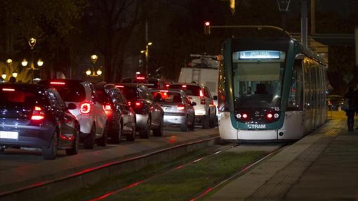 Tranvía del Trambaix, en la parada de Francesc Macià, plaza separada de la de las Glòries por los 3,8 kilómetros de ruta por la Diagonal que el consistorio lleva más de un lustro discutiendo.