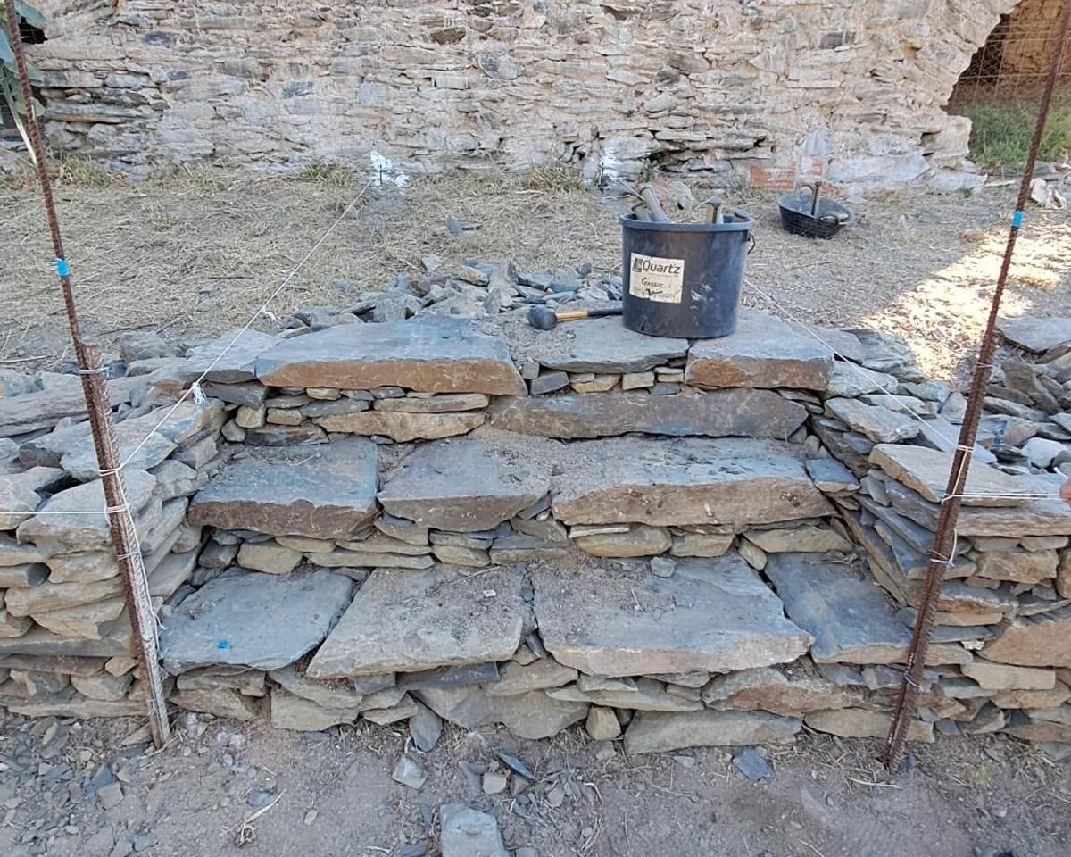 Un dels murs de pedra seca que els adolescents han restaurat durant el camp de treball.