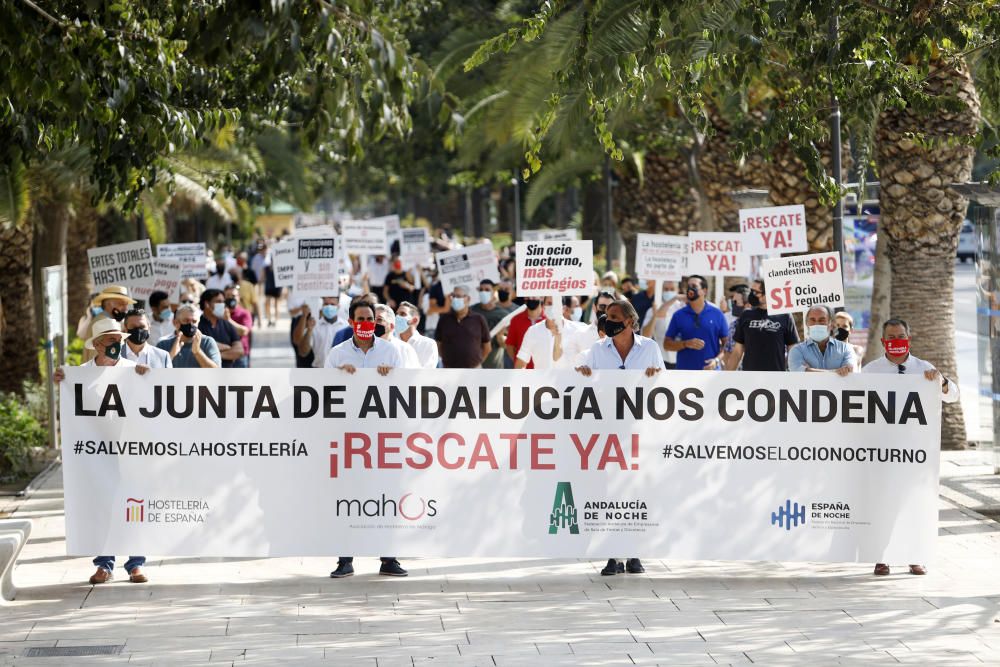 La hostelería llena las calles de Málaga para protestar por las restricciones