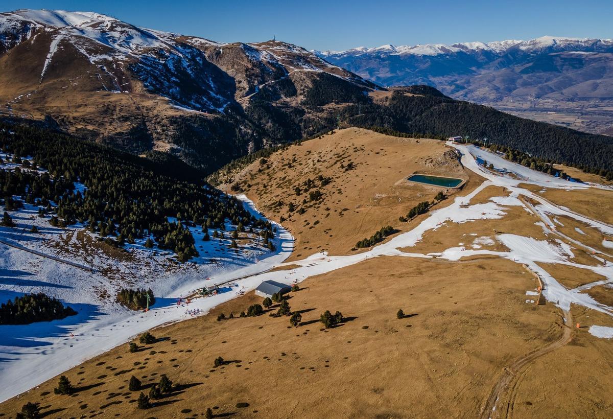 El aumento de las temperaturas significa que la gran mayoría de las estaciones de esquí del mundo ya dependen de la nieve artificial para aumentar la capa de nieve y prolongar la temporada, pero una racha récord de clima templado a fines de diciembre significa que incluso la nieve artificial ya no es posible en algunas áreas como en La Molina